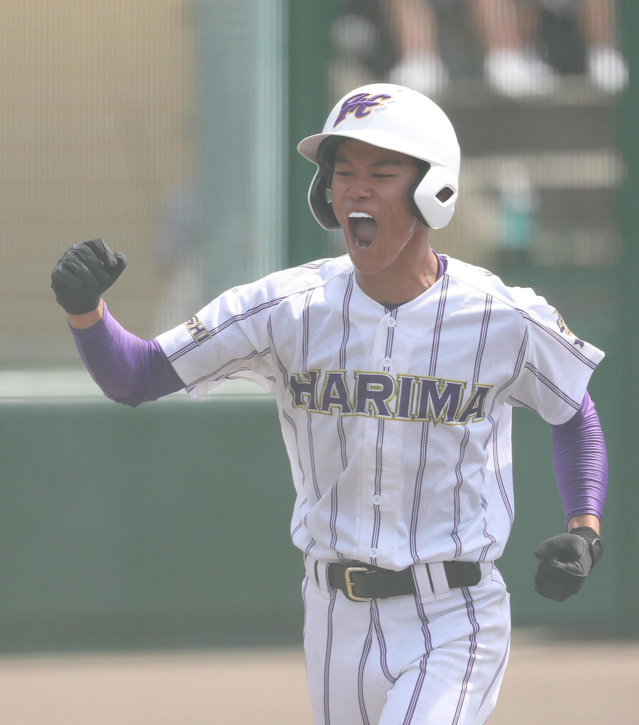 神港学園対東播磨　1回裏東播磨無死一、三塁、高山隼の中前適時打で生還してガッツポーズする原正宗（撮影・白石智彦）