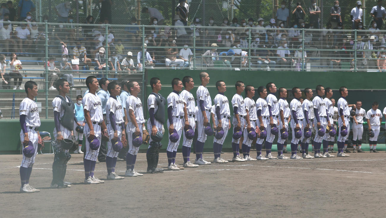 神港学園に勝利して整列する東播磨ナイン（撮影・白石智彦）