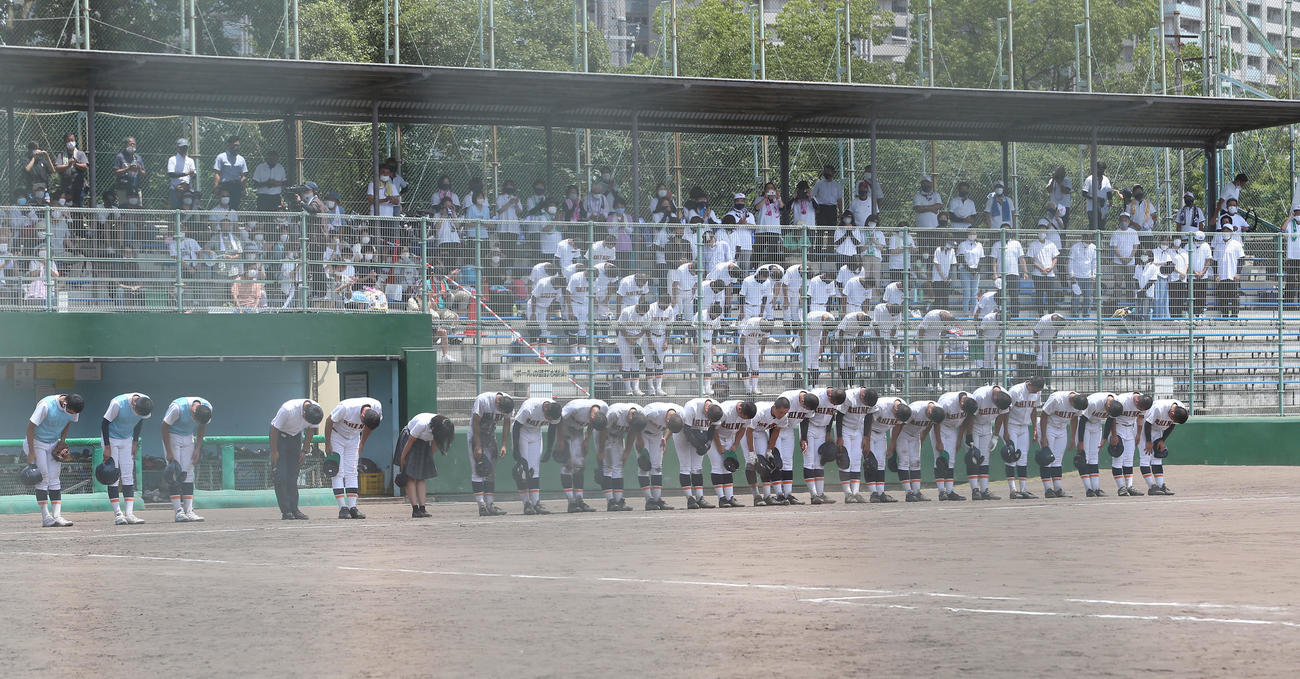 東播磨に敗れてグラウンドに一礼する神港学園ナイン（撮影・白石智彦）