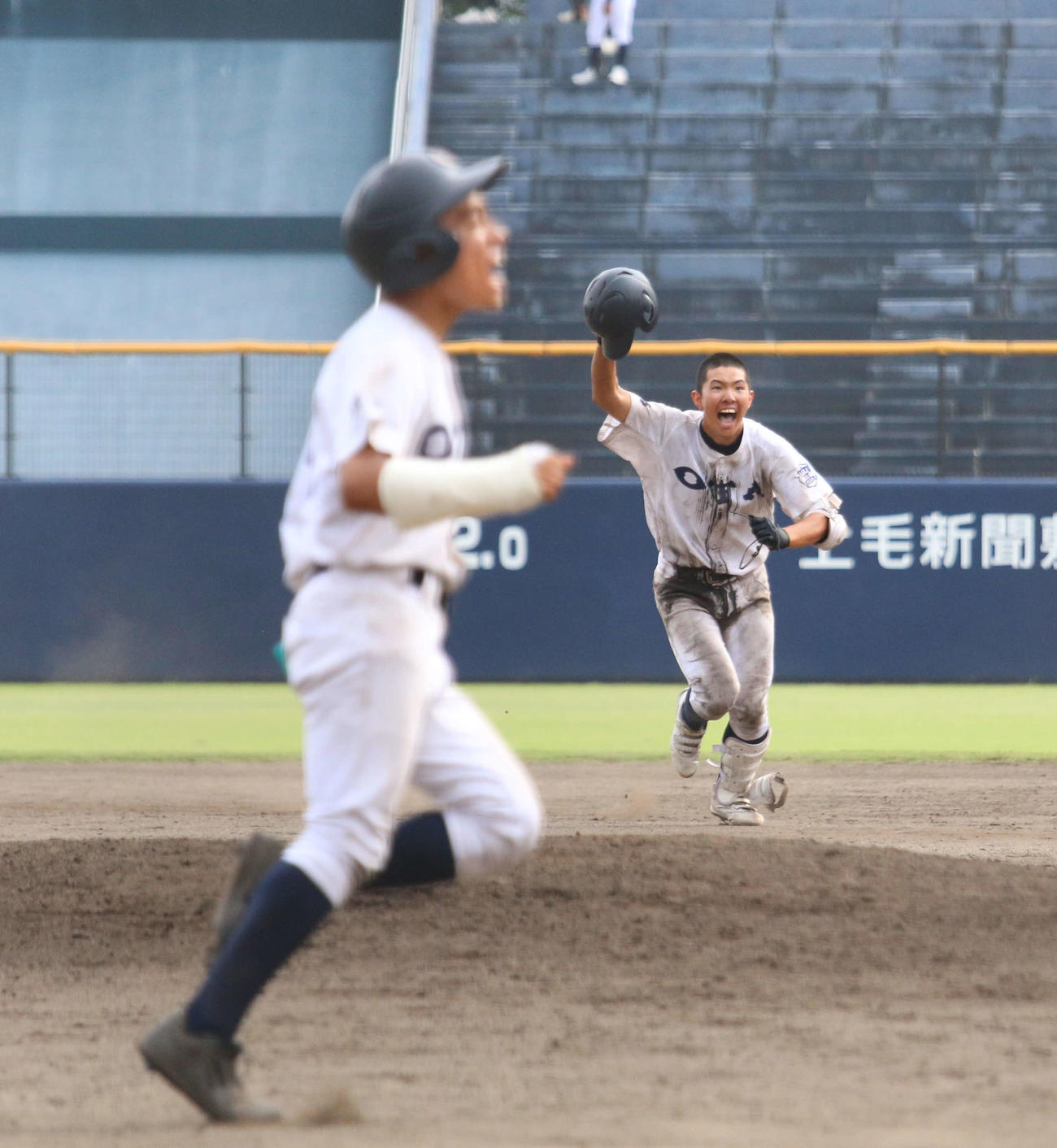 県太田対樹徳　13回裏県太田無死一、二塁、サヨナラ打を放ってガッツポーズする川緑、左は三塁コーチャーの竹田（撮影・木下大輔）