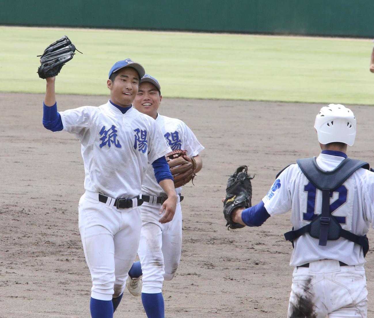 福岡大大濠を完封しグラブタッチする筑陽学園・藤田和揮（左）ら（撮影・菊川光一）