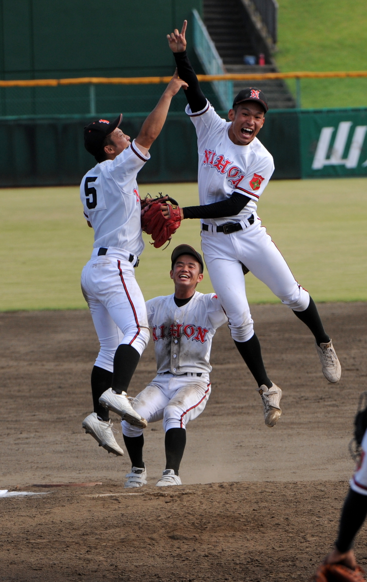優勝した日大山形ナインは最後を締めた滝口（右）を中心に歓喜のジャンプ（撮影・浦部歩）