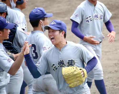 盛岡大付対花巻東　5回のピンチを抑えてベンチでハイタッチする花巻東・菱川（撮影・山田愛斗）