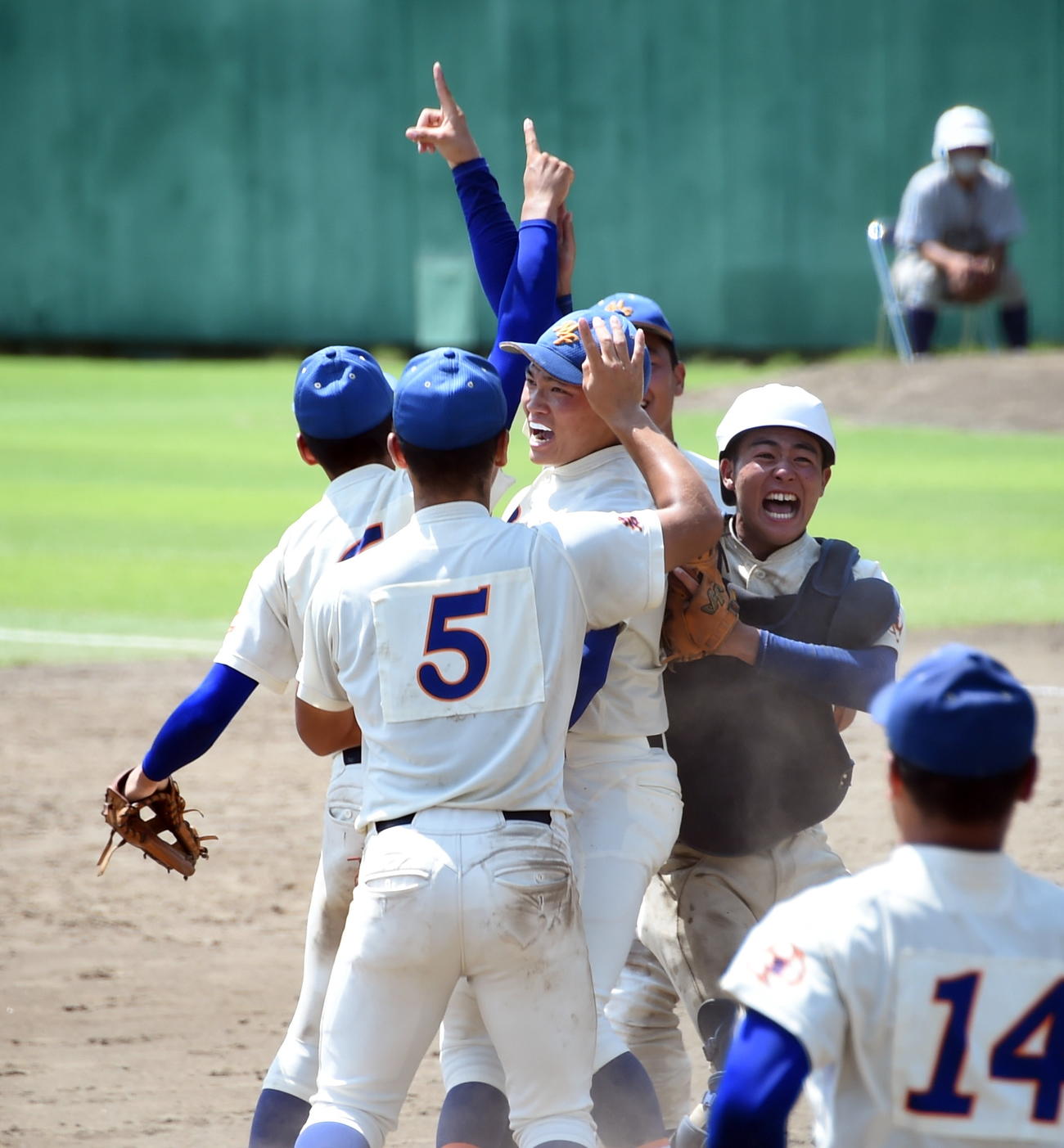盛岡大付対花巻東　4年ぶりの優勝を決めてマウンドに集まり歓喜する盛岡大付ナイン（撮影・山田愛斗）