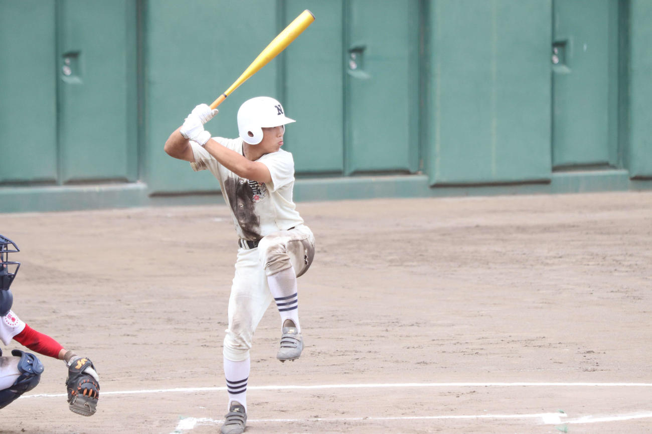 明星対日大三　サイクルヒットを達成した日大三・富塚隼介外野手（撮影・阿部泰斉）