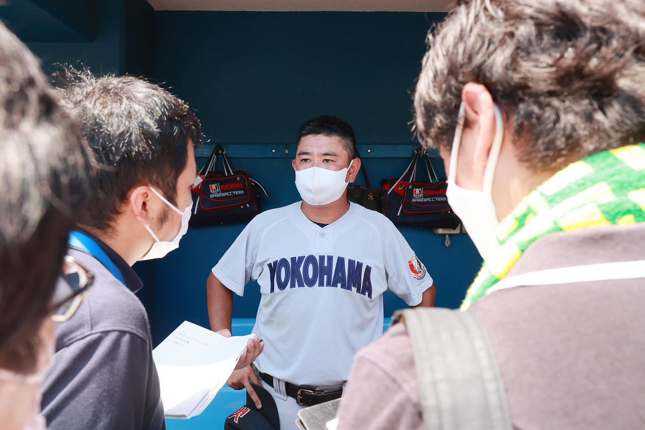 横浜対向上　7回コールド11－3で勝利し、取材を受ける横浜・村田監督（撮影・野上伸悟）