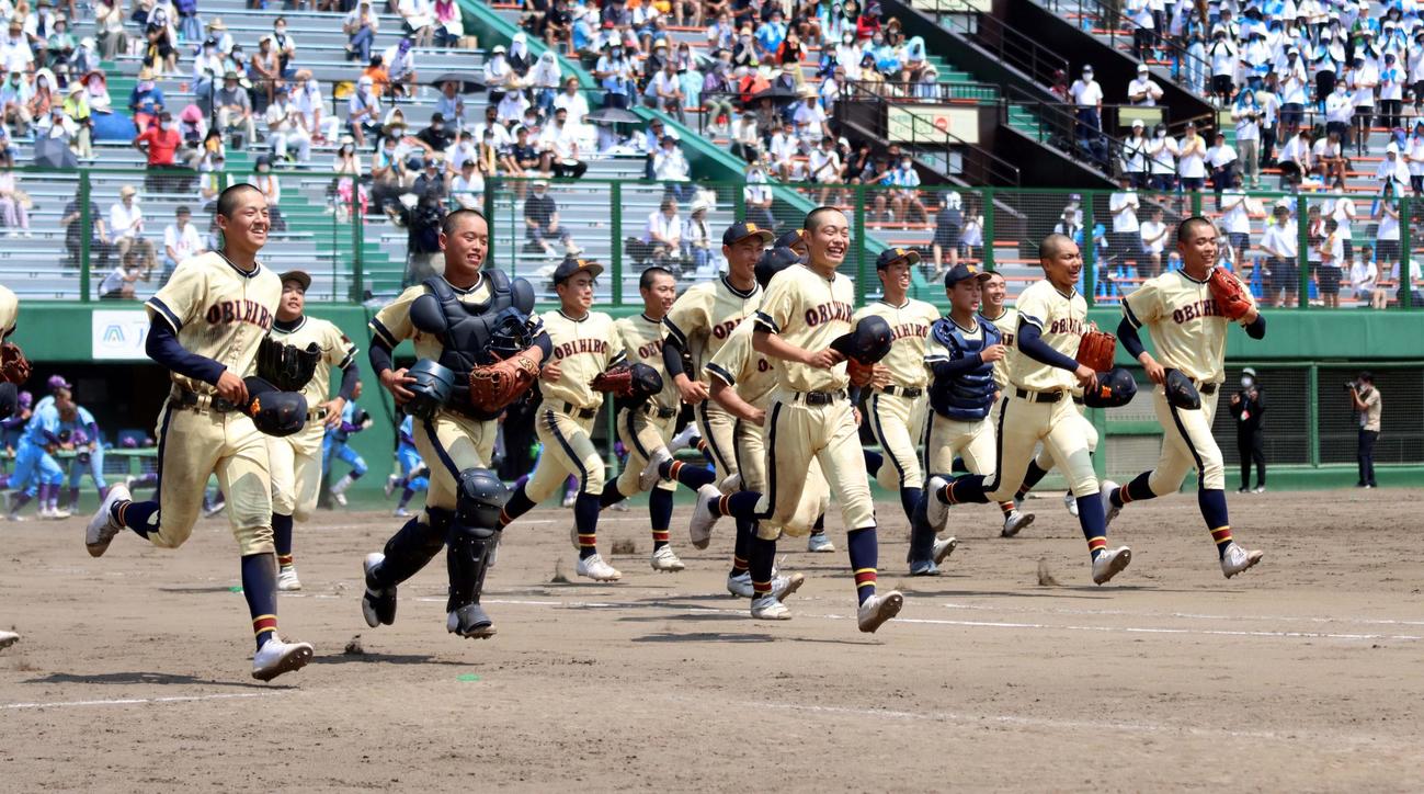 帯広農対滝川西　決勝進出を決め駆けだす帯広農の選手たち（撮影・永野高輔）