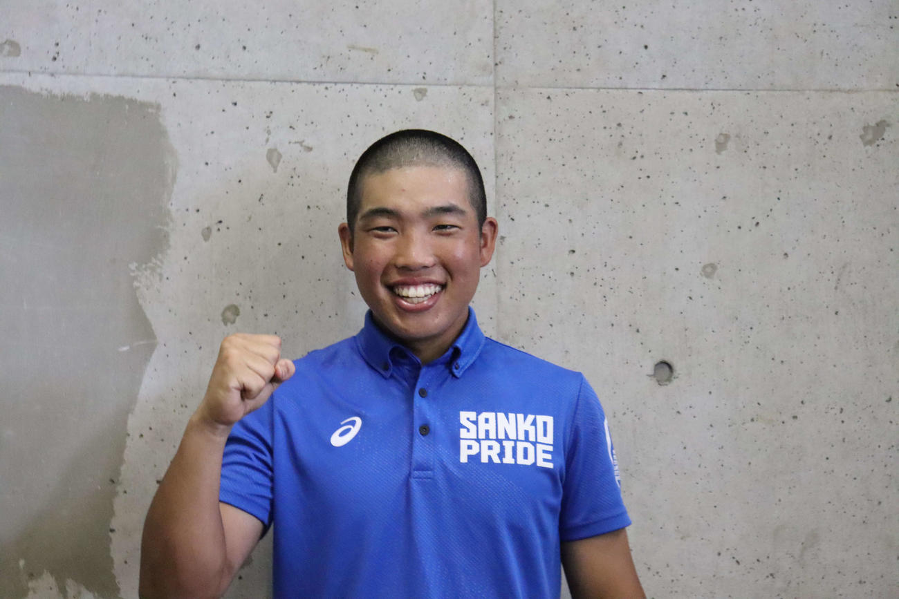 明星対日大三　試合後笑顔をみせる日大三・富塚隼介外野手（撮影・阿部泰斉）