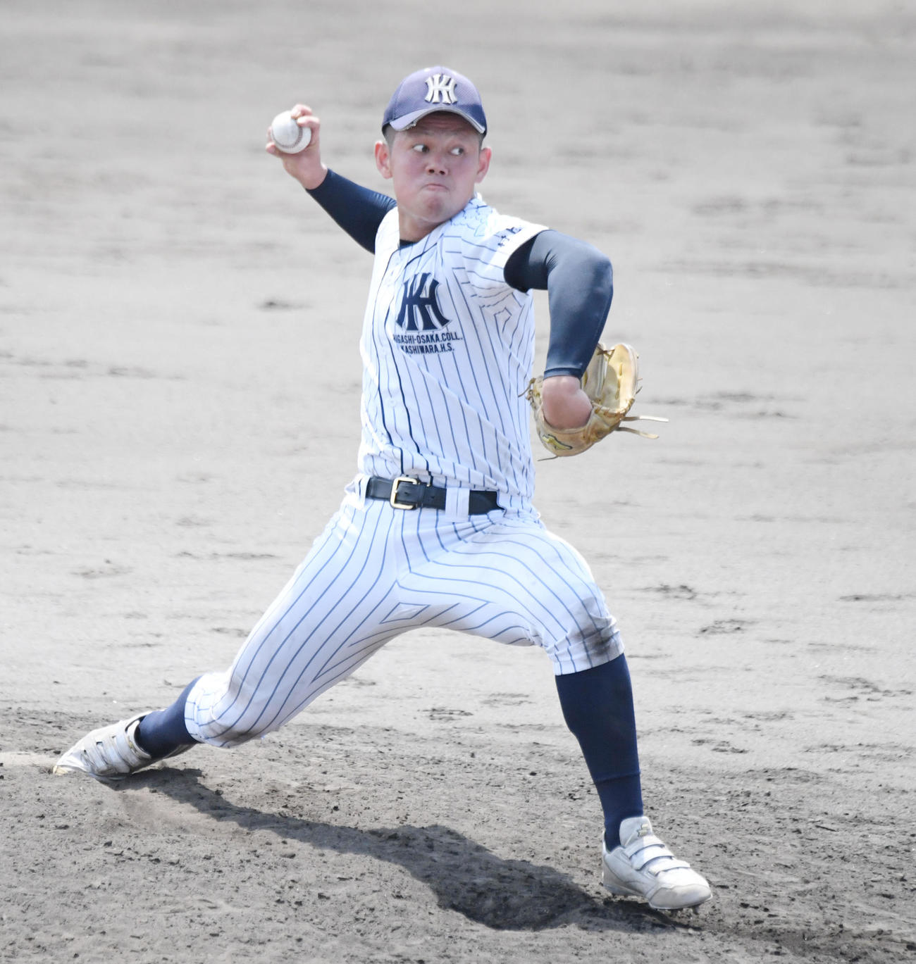 美原対東大阪大柏原　5回表に登板した東大阪大柏原・野村（撮影・滝沢美穂子）