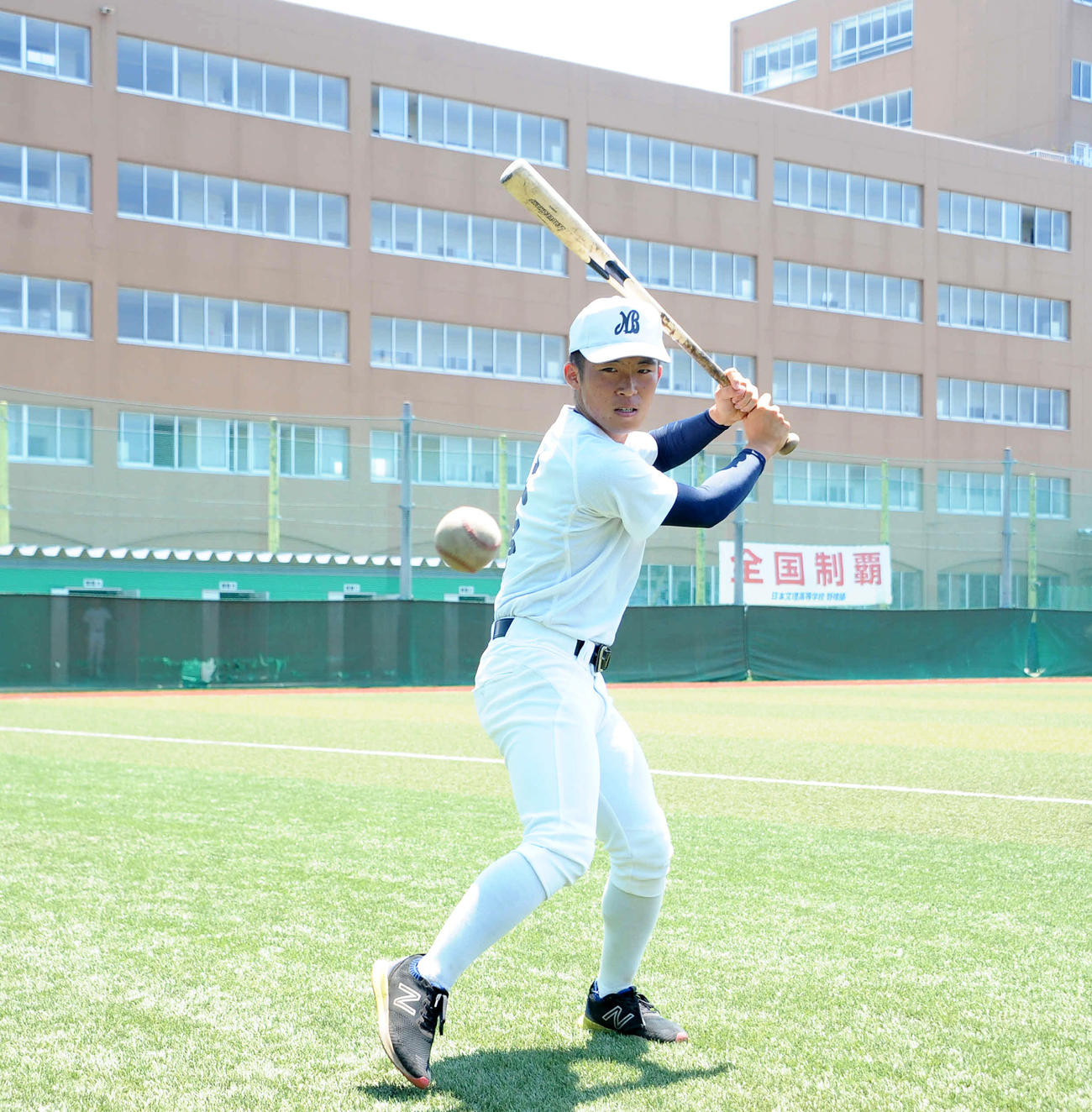 ティー打撃で調整する土野（撮影・斎藤慎一郎）