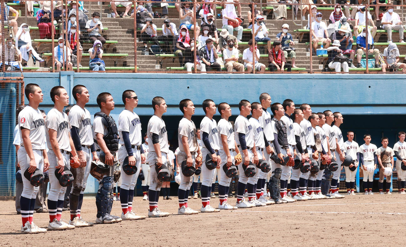 横浜対向上　7回コールド11－3で勝利し、校歌を聞く横浜の選手たち（撮影・野上伸悟）