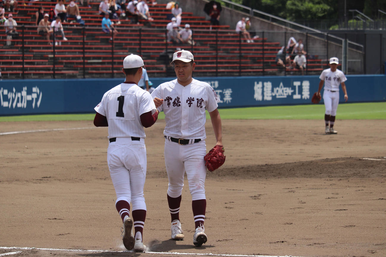 6回1／3、カウント1－1で大川慈英に交代する秋本（撮影・保坂淑子）