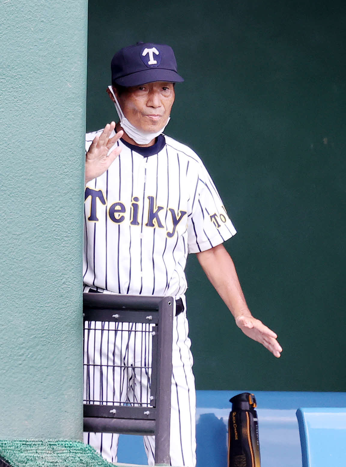 明大中野対帝京　6回裏帝京1死満塁、ツーストライクから代打に送った横堀を見つめる前田監督（撮影・鈴木正人）