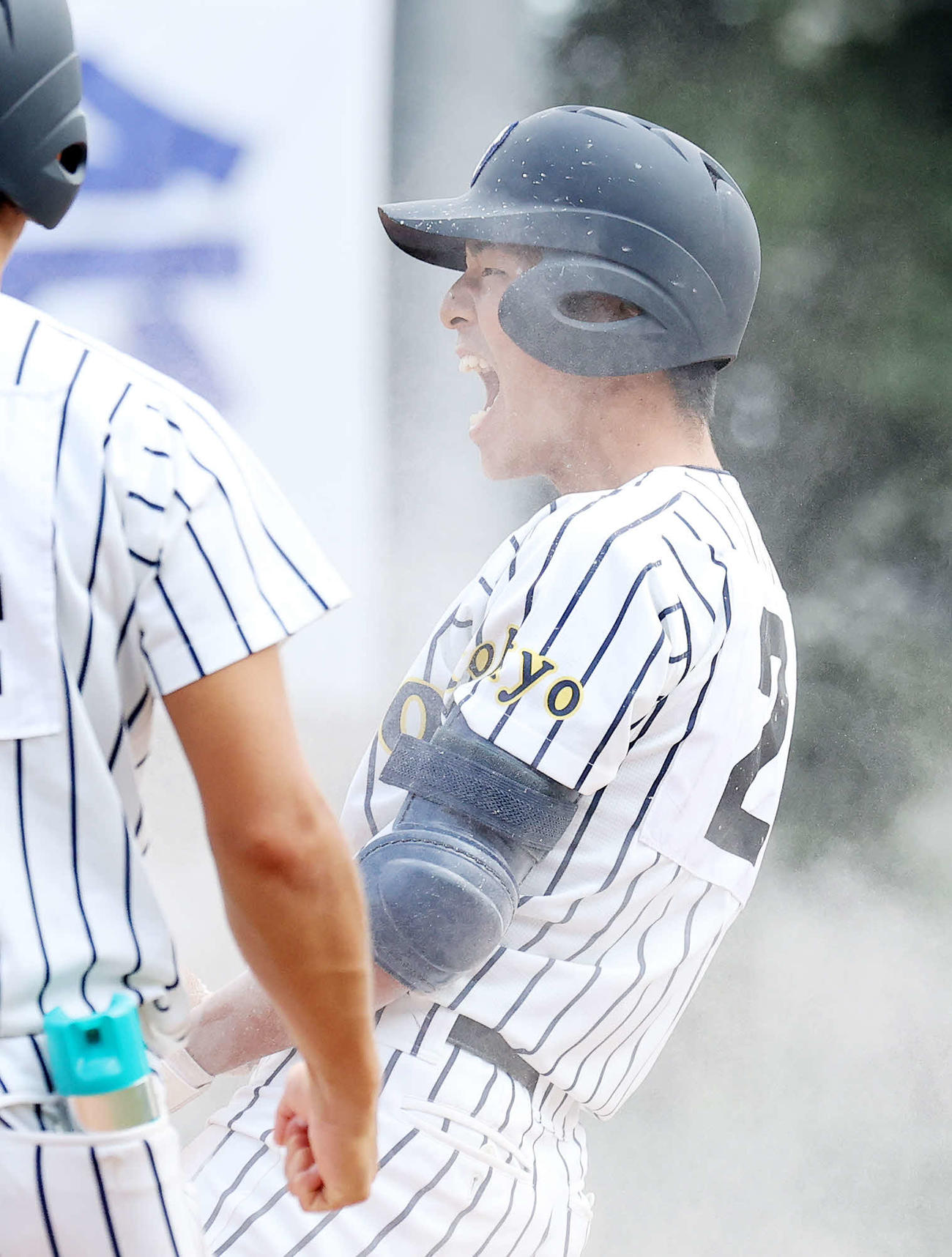 明大中野対帝京　6回裏帝京1死満塁、ツーストライクからの代打でスクイズを決め雄たけびを上げる横堀（撮影・鈴木正人）