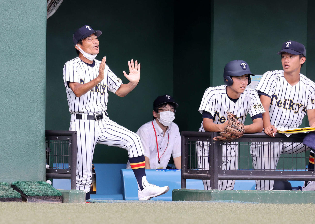 明大中野対帝京　9回表、力強く指揮を執る帝京・前田監督（左）（撮影・鈴木正人）