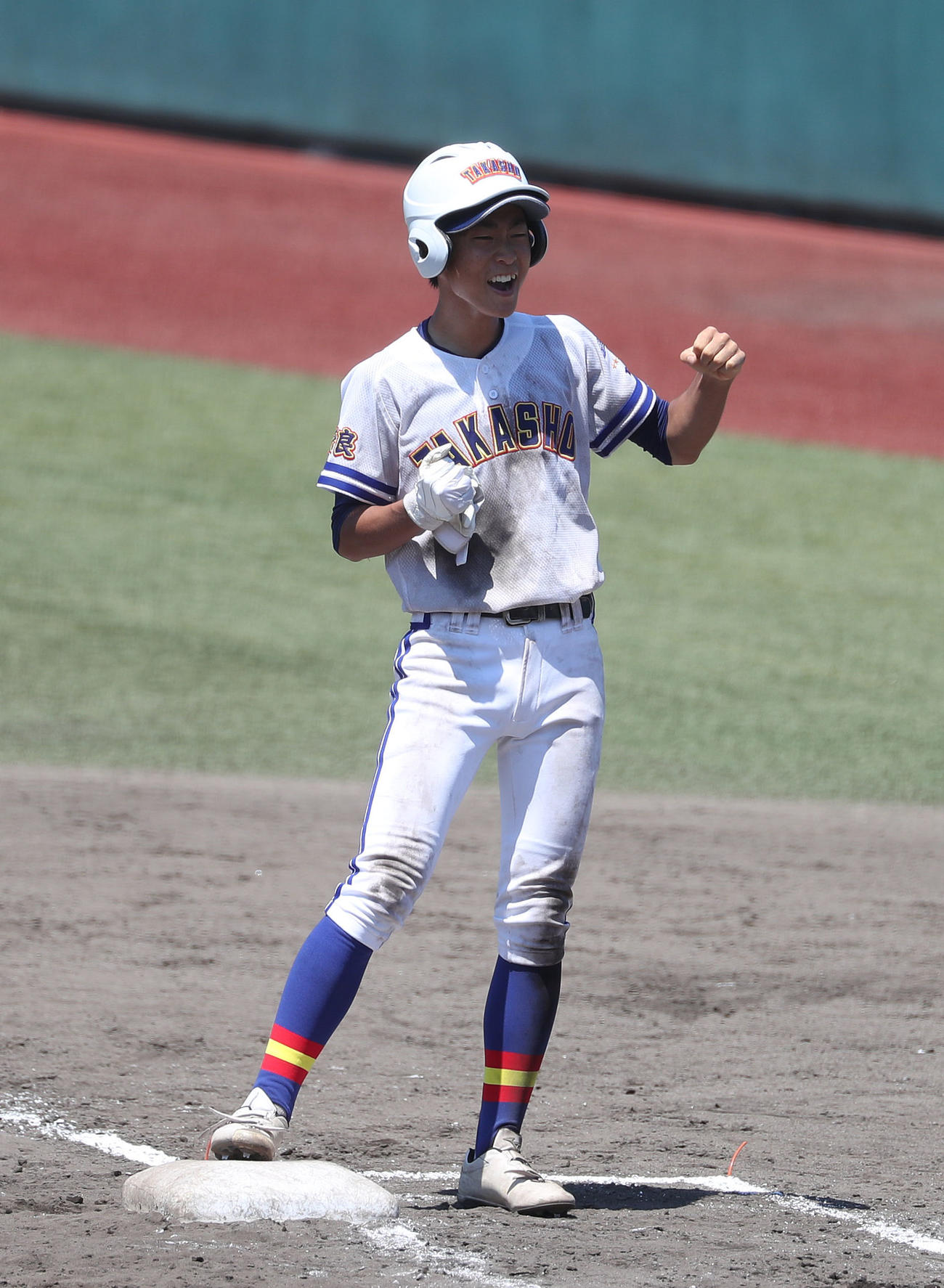 高田商対郡山　7回表高田商無死満塁、右前適時打を放ちガッツポーズする東口（撮影・白石智彦）