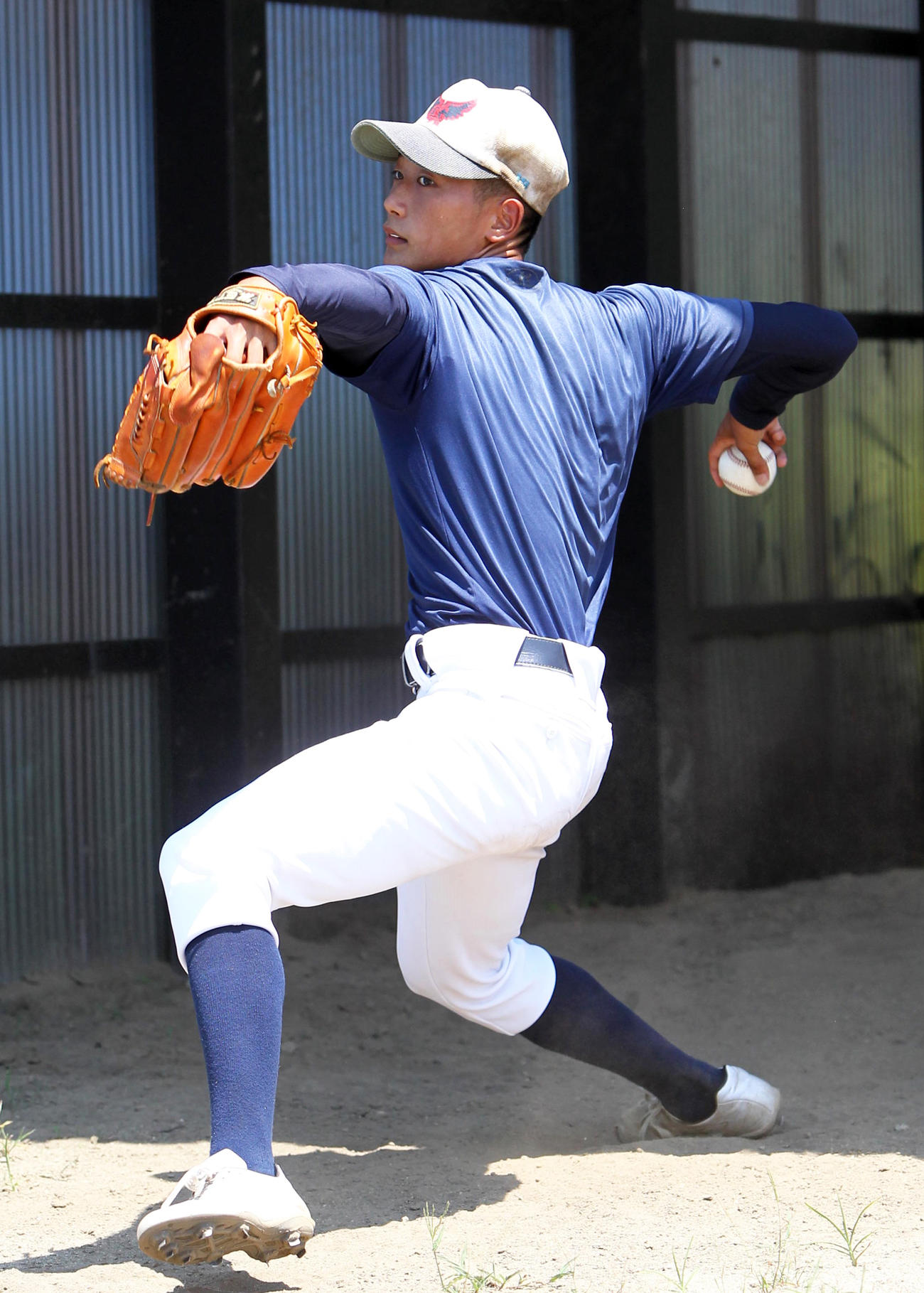 ブルペン練習で追い込みをかける開志学園・須原（撮影・飯嶋聡美）