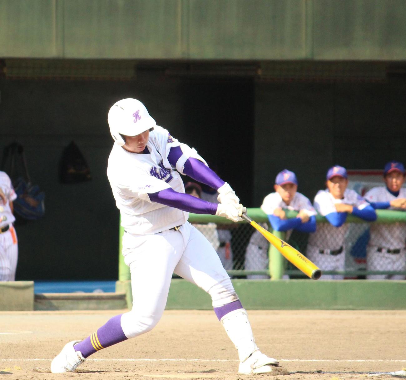 川口対山村学園　11回表川口1死満塁、右中間を破る適時二塁打を放つ中込（撮影・保坂恭子）