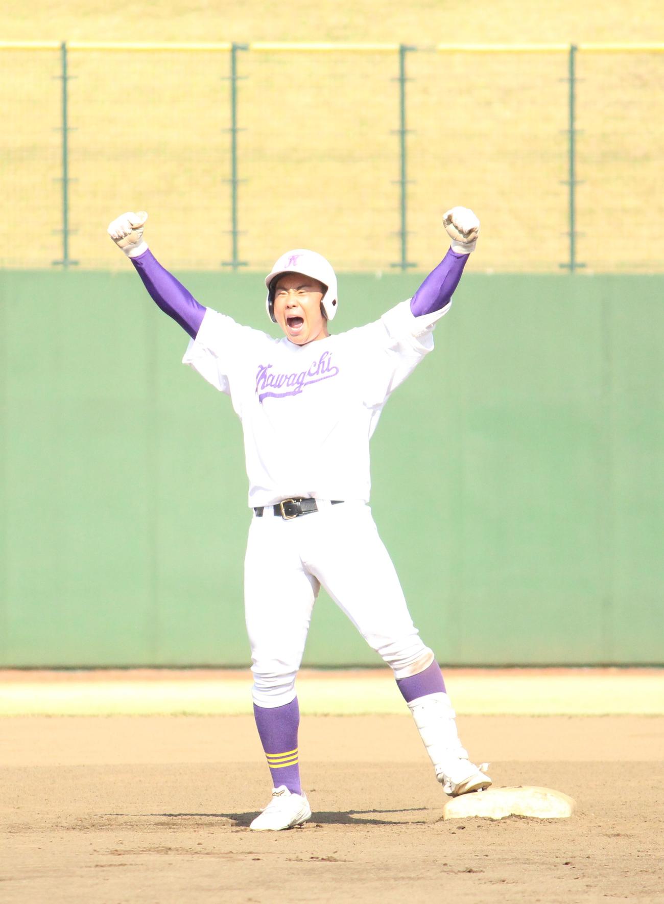 川口対山村学園　11回表川口1死満塁、右中間を破る適時二塁打を放ちベンチに向かってガッツポーズをする中込（撮影・保坂恭子）