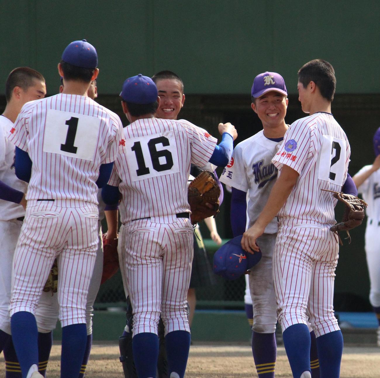 川口対山村学園　試合後、笑顔でコミュニケーションをとる両チームの選手たち（撮影・保坂恭子）
