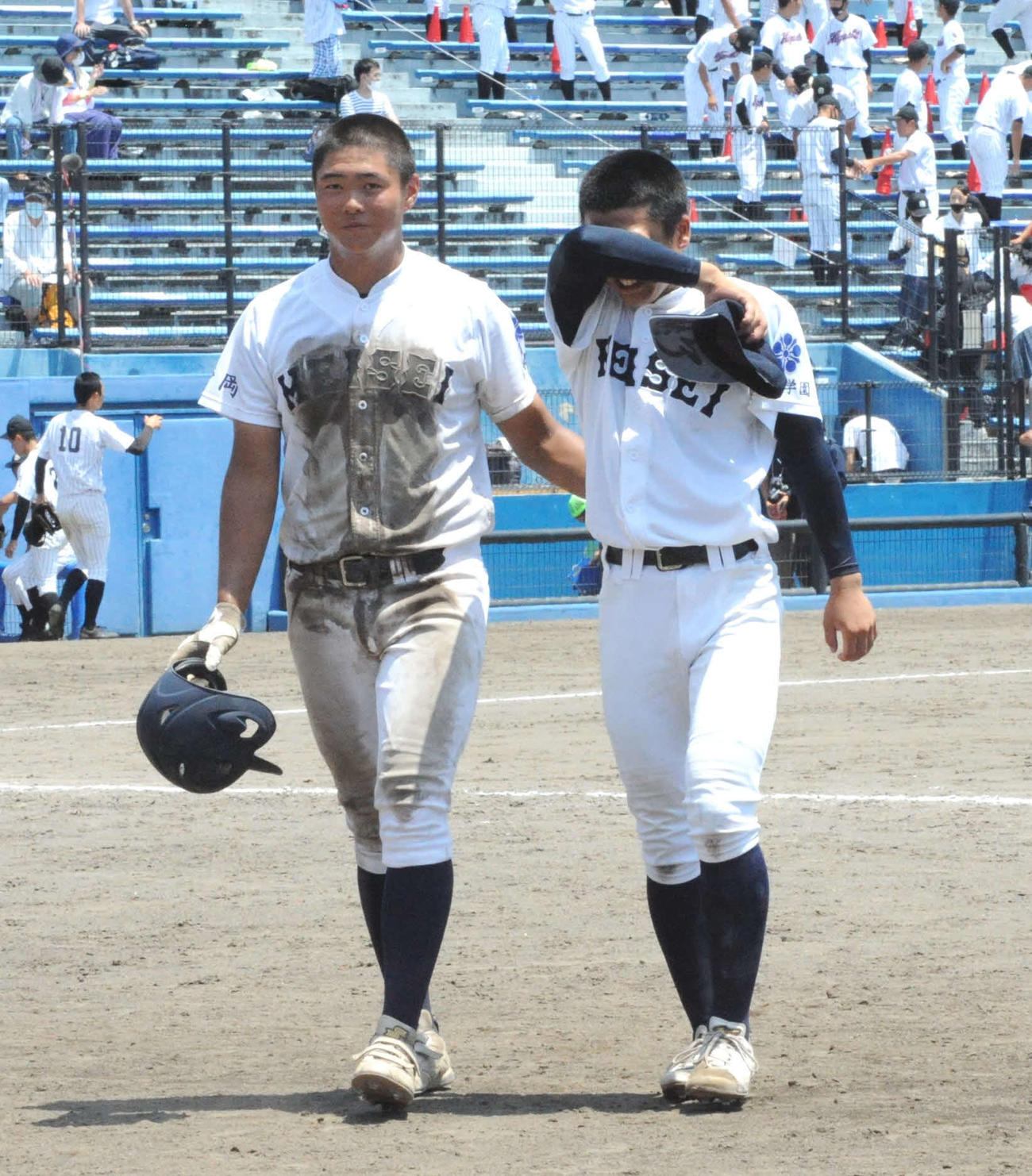 敗戦後、泣きじゃくるチームメートに手を添える藤枝明誠の川瀬主将