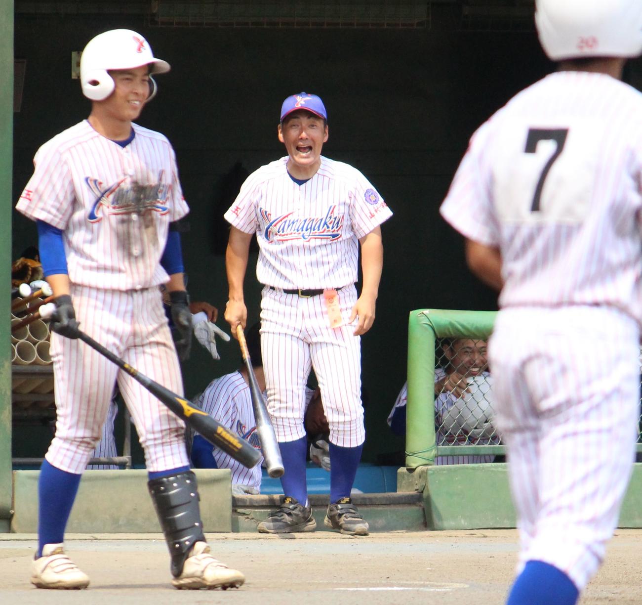 川口対山村学園　5回裏のチャンスで、選手に「頼むぞ！」と声をかける山村学園・岡野監督（中央）（撮影・保坂恭子）