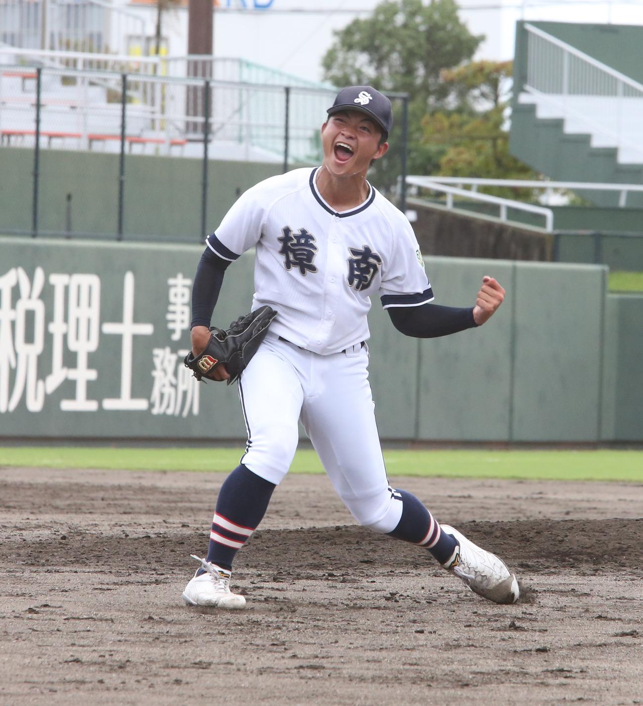樟南対れいめい　7回裏れいめい2死二塁、三振を奪いガッツポーズする樟南・西田（撮影・菊川光一）