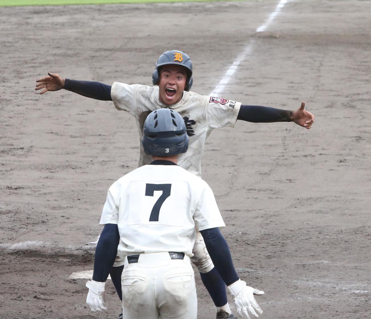 神村学園対鹿児島実　延長10回サヨナラ勝ちで喜ぶ鹿児島実の選手（撮影・菊川光一）