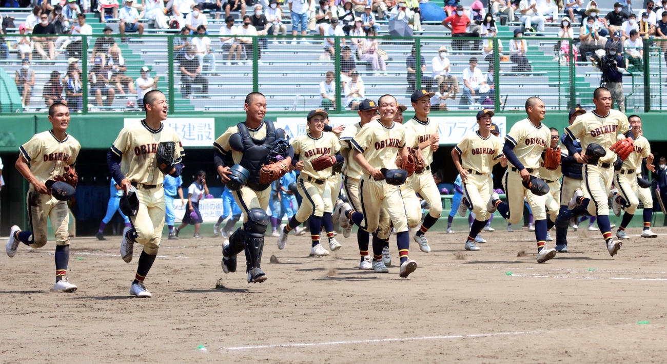 決勝進出を決め駆けだす帯広農ナイン（撮影・永野高輔）