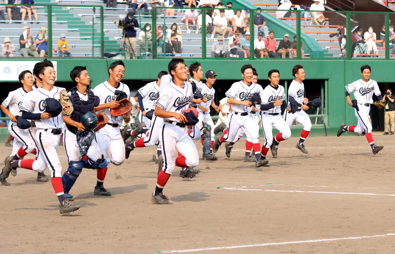 決勝進出を決め駆けだす帯広大谷ナイン（撮影・永野高輔）