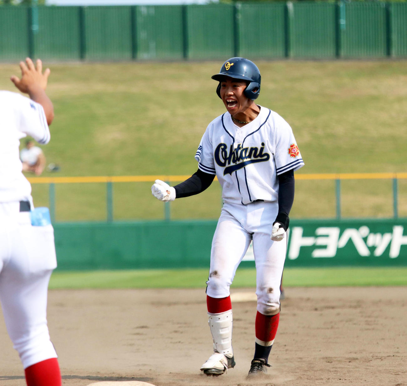 7回表帯広大谷1死一、二塁、村上が勝ち越しの中前打を放ち塁上で喜ぶ（撮影・永野高輔）