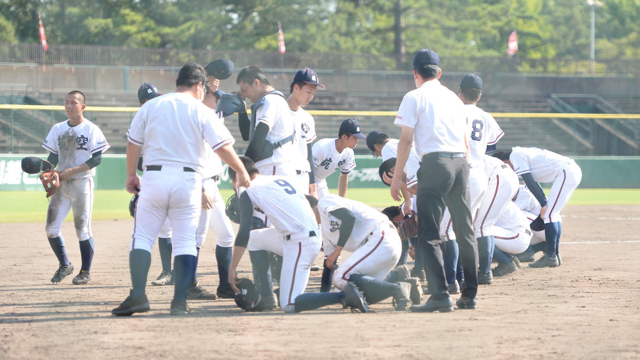 日本航空石川対金沢　試合終了後、その場に崩れ落ちる日本航空石川ナイン（撮影・岡崎空日南太）