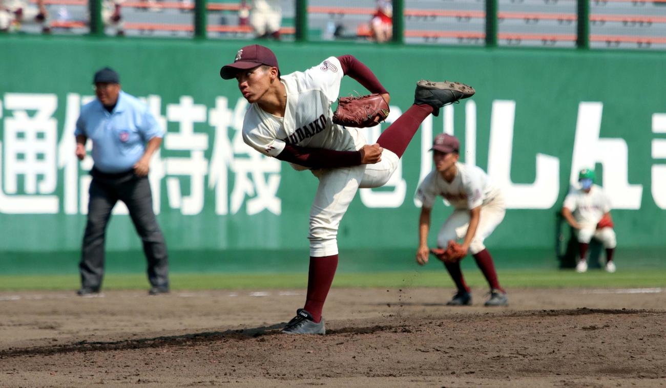 帯広大谷対旭川大高　2番手で登板し2回無失点の旭川大高・中筋（撮影・永野高輔）