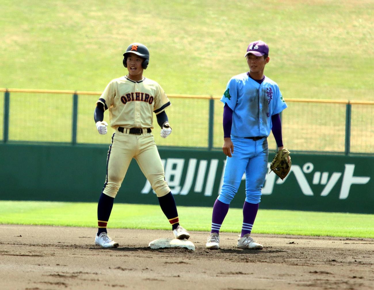 帯広農対滝川西　1回表帯広農1死満塁、渋谷が先制適時打を放ち相手失策の間に二塁へ進む（撮影・永野高輔）