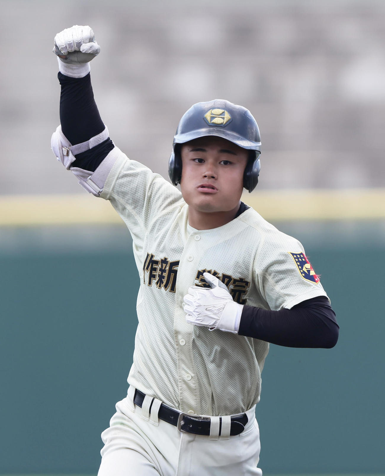 作新学院対佐野日大　3回表作新学院無死一塁、右越え2点本塁打を放ちガッツポーズする代打戎（撮影・足立雅史）
