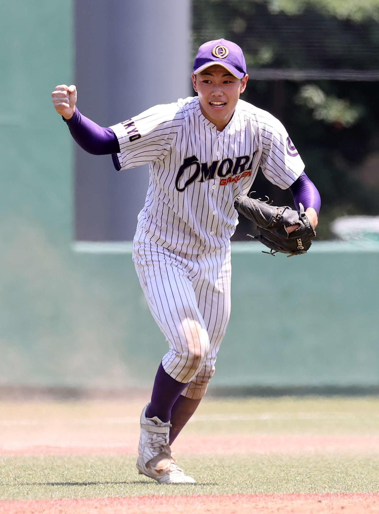 大森学園対立正大立正　勝利しガッツポーズする大森学園・松本（撮影・鈴木正人）
