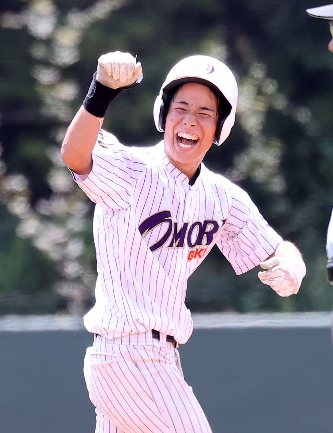 大森学園対立正大立正　2回表大森学園2死一、二塁、半田は右越え適時二塁打を放ちガッツポーズ（撮影・鈴木正人）