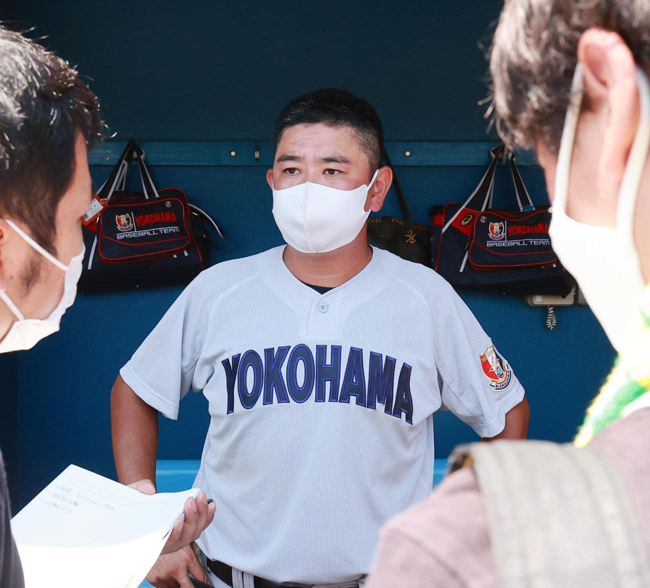7回コールドで勝利し、取材を受ける横浜・村田監督（撮影・野上伸悟）