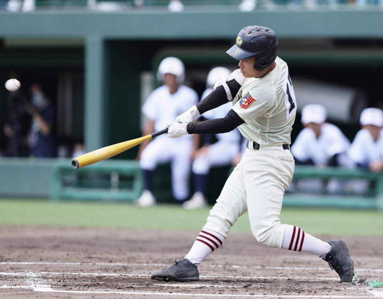 作新学院対佐野日大　3回表作新学院無死一塁、右越え2点本塁打を放つ代打戎（撮影・足立雅史）