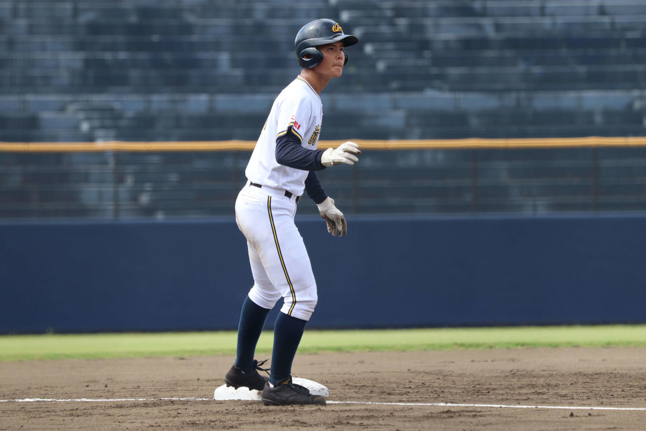 太田対前橋育英　2回裏前橋育英適時三塁打を放ちリードを取る外丸（撮影・勝部晃多）