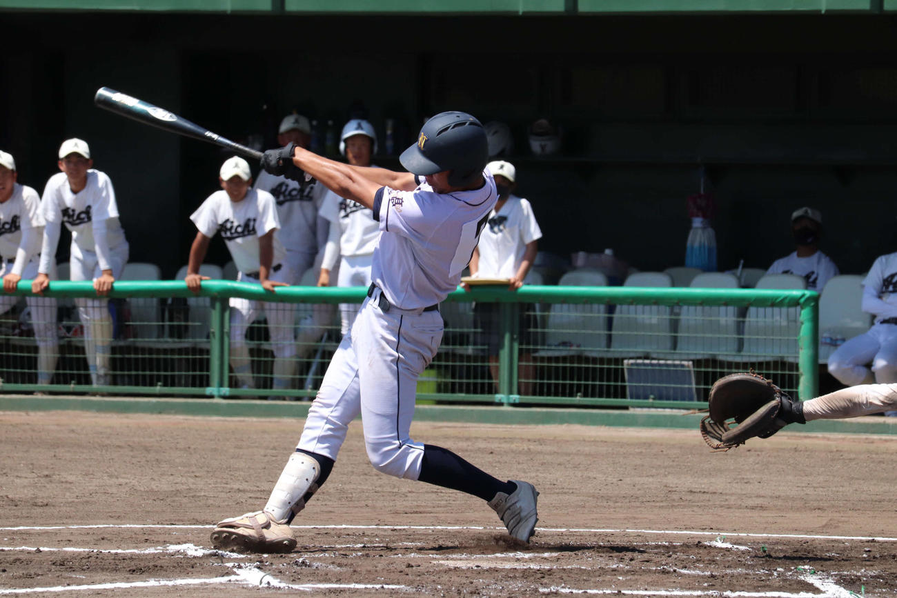 愛知対日本福祉大付　5回裏1死一塁で勝ち越しの2点本塁打を放つ日本福祉大付・中村隆太外野手　（撮影・山崎健太）