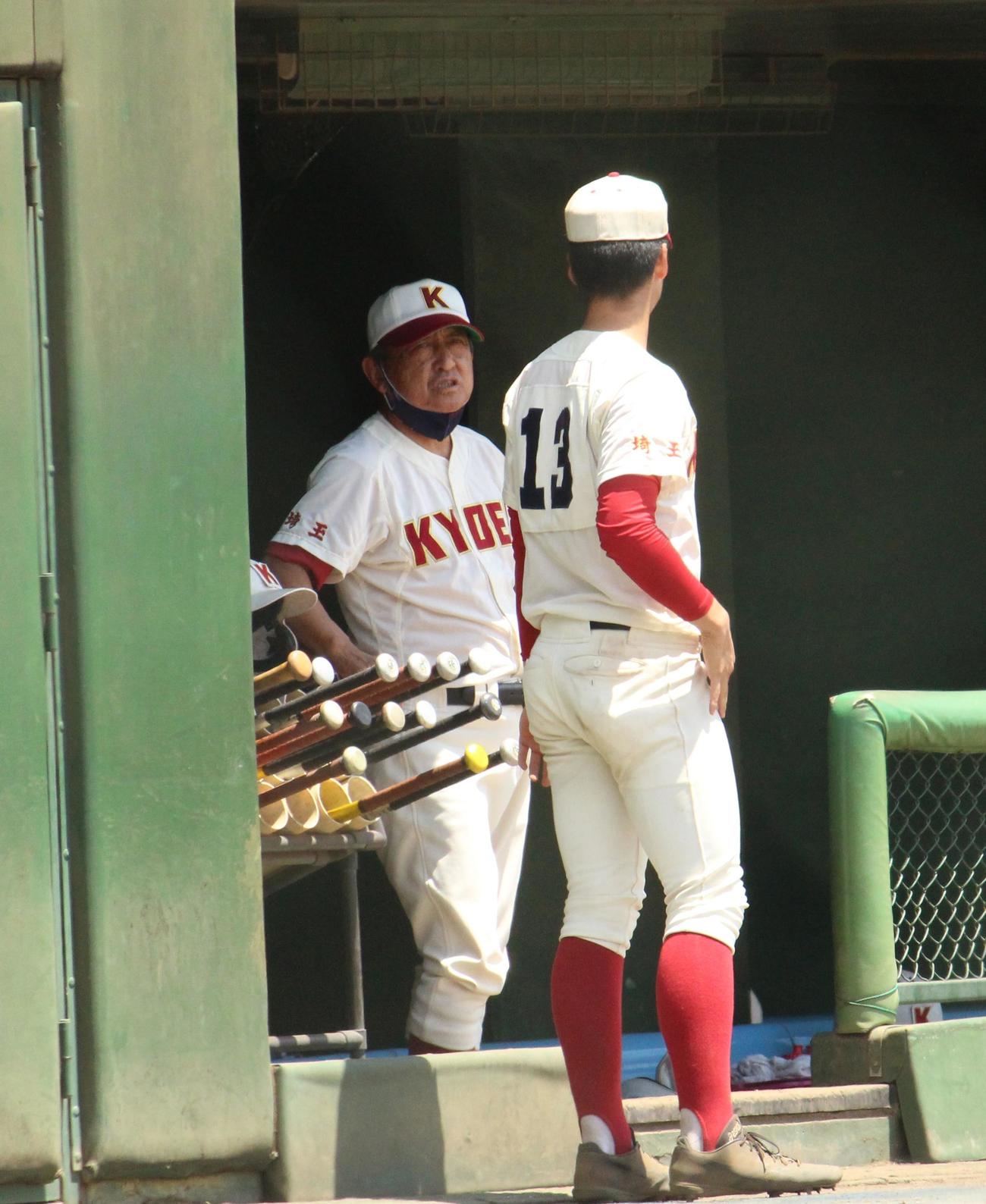 浦和学院対春日部共栄　選手に指示を出す春日部共栄・本多監督（左）（撮影・保坂恭子）