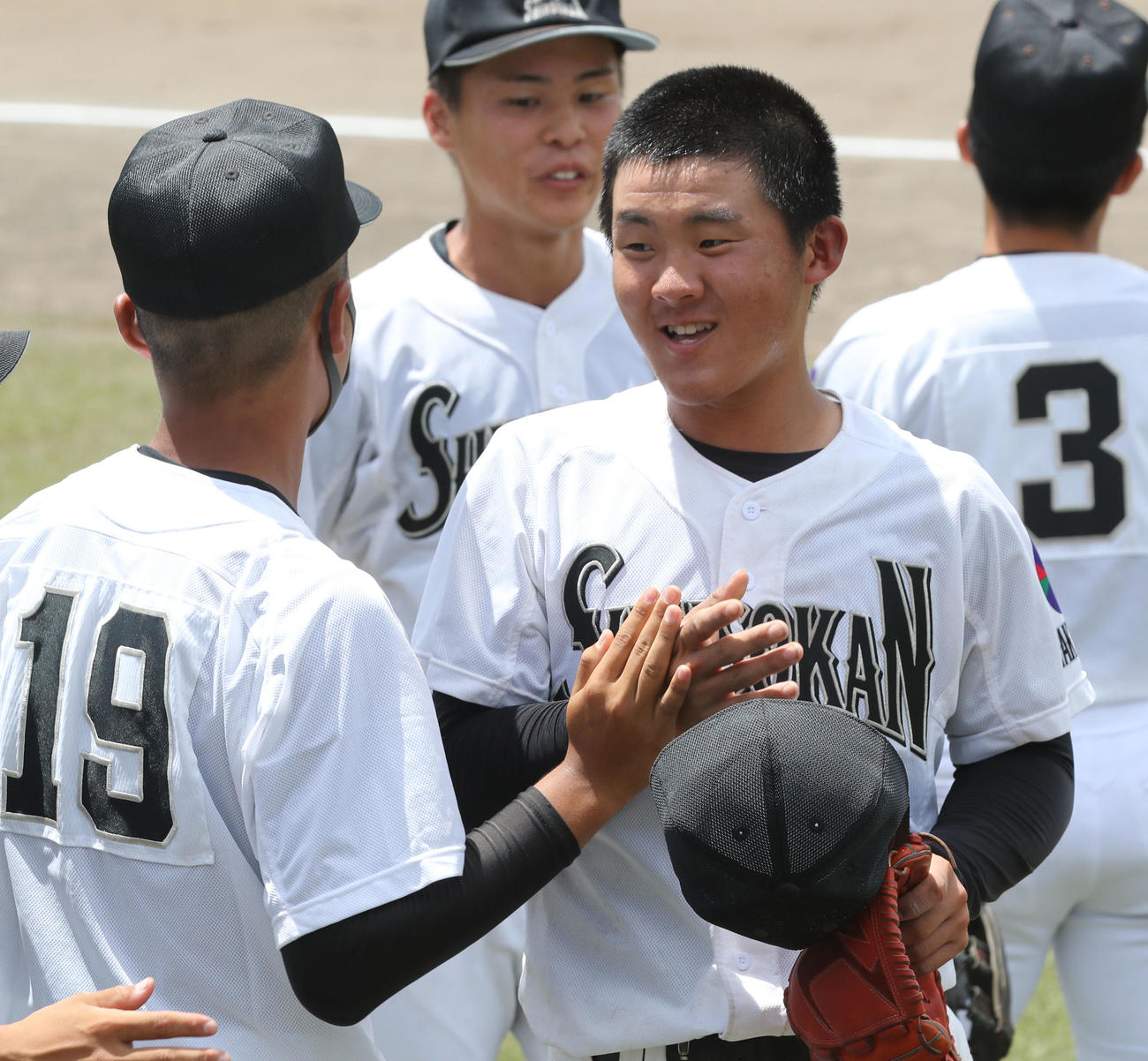 真颯館対筑陽学園　笑顔を見せる松本翔投手（撮影・屋方直哉）