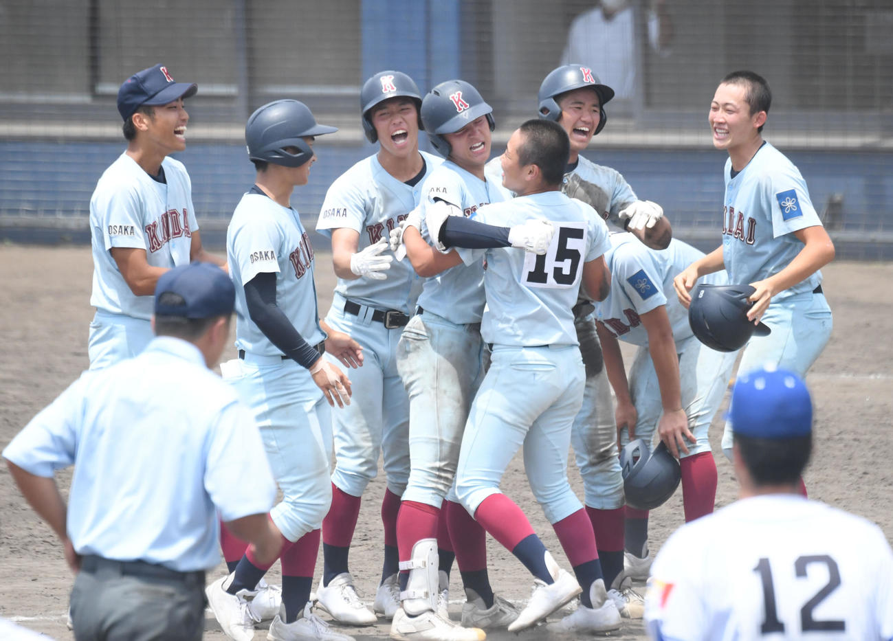高校野球大阪府大会　関西創価対近大付　13回裏近大付1死二、三塁、左中間二塁打を放った日和佐洵音（左から4人目）は、手厚い祝福を受ける（撮影・滝沢美穂子）