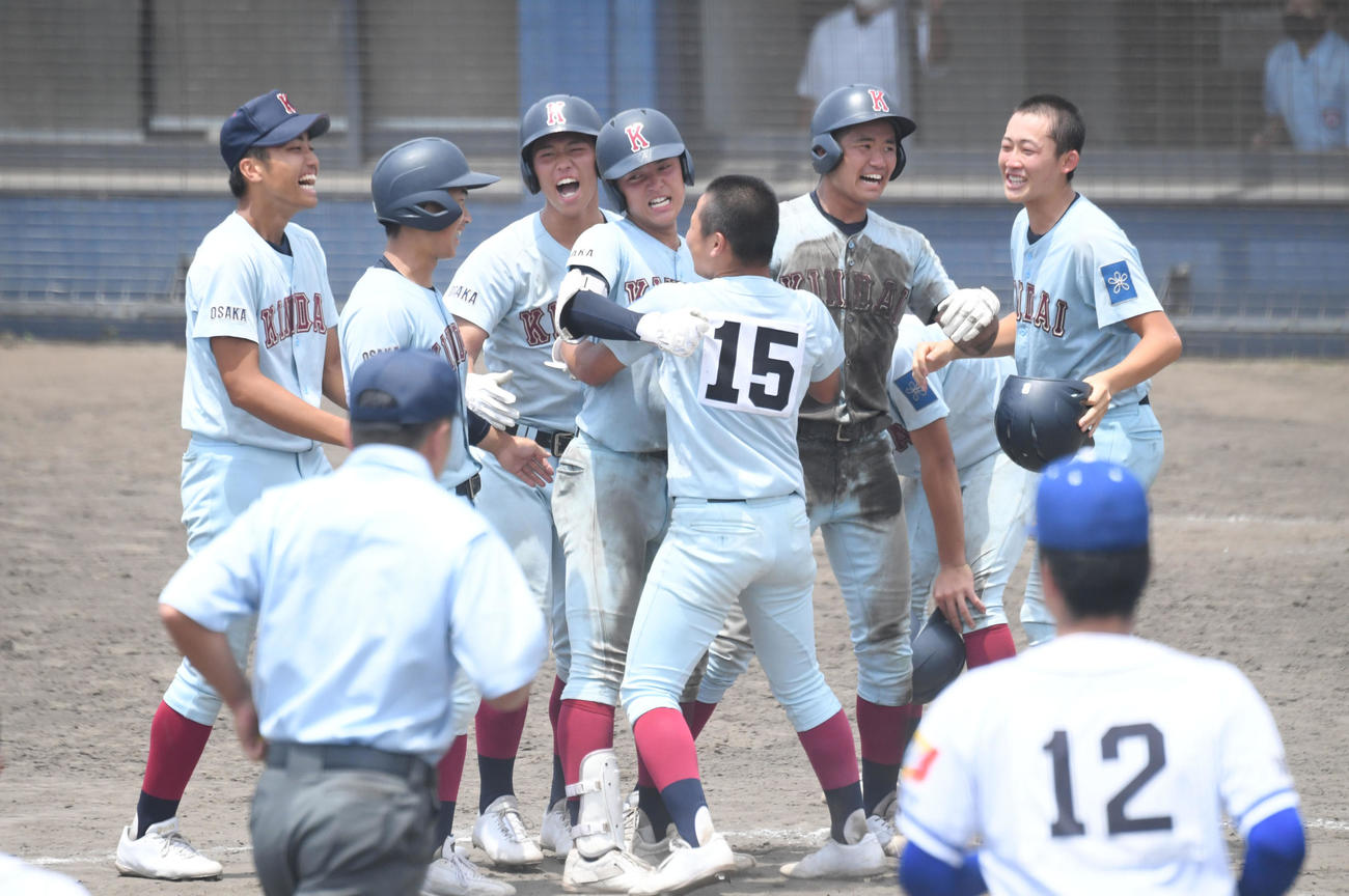 高校野球大阪府大会　関西創価対近大付　13回裏近大付1死二、三塁、左中間二塁打を放った日和佐洵音（左から4人目）は、ナインから手厚い祝福を受ける（撮影・滝沢美穂子）