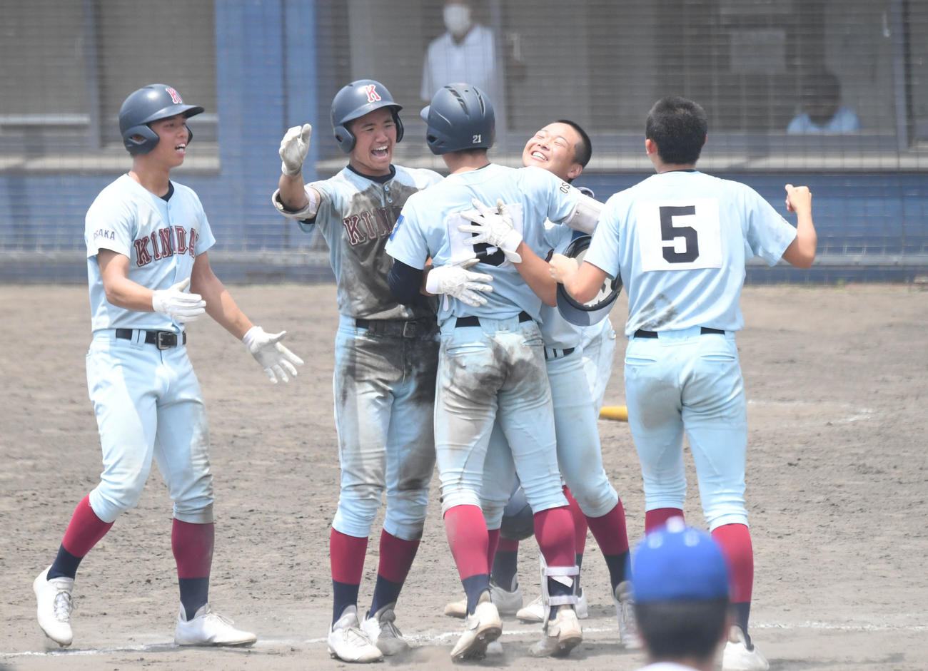 高校野球大阪府大会　13回裏近大付1死二、三塁、左中間二塁打を放った日和佐洵音（左から3人目）を笑顔で出迎える近大付ナイン関西創価対近大付　（撮影・滝沢美穂子）