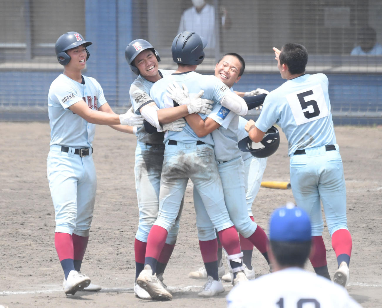 高校野球大阪府大会　13回裏近大付1死二、三塁、左中間二塁打を放った日和佐洵音（左から3人目）を笑顔で出迎える近大付ナイン関西創価対近大付　（撮影・滝沢美穂子）