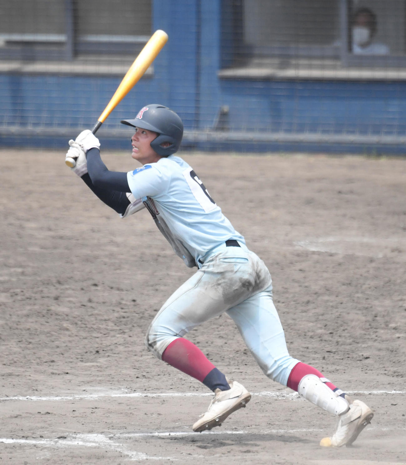 高校野球大阪府大会　13回裏近大付1死二、三塁、左中間二塁打を放つ日和佐洵音（撮影・滝沢美穂子）