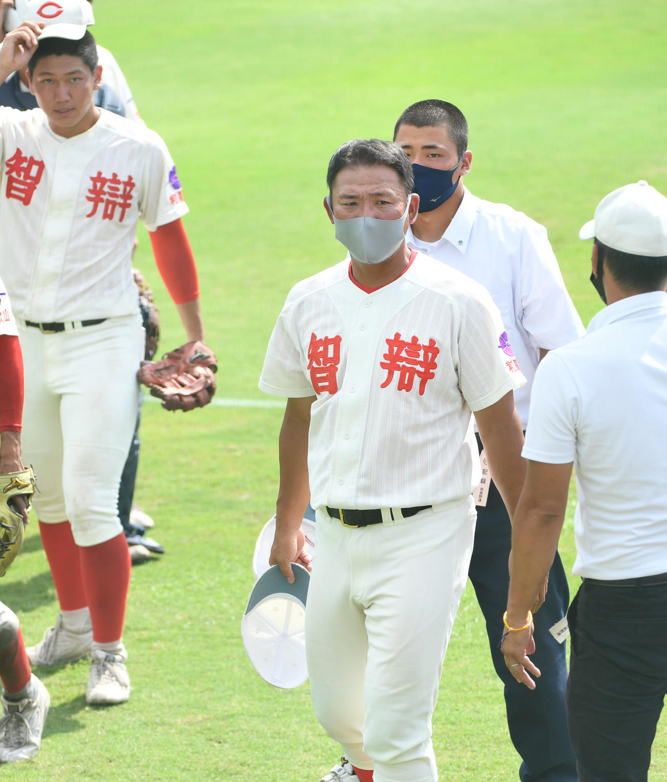 智弁和歌山対和歌山東　決勝進出を決め、応援団にあいさつする智弁和歌山・中谷監督（撮影・和賀正仁）