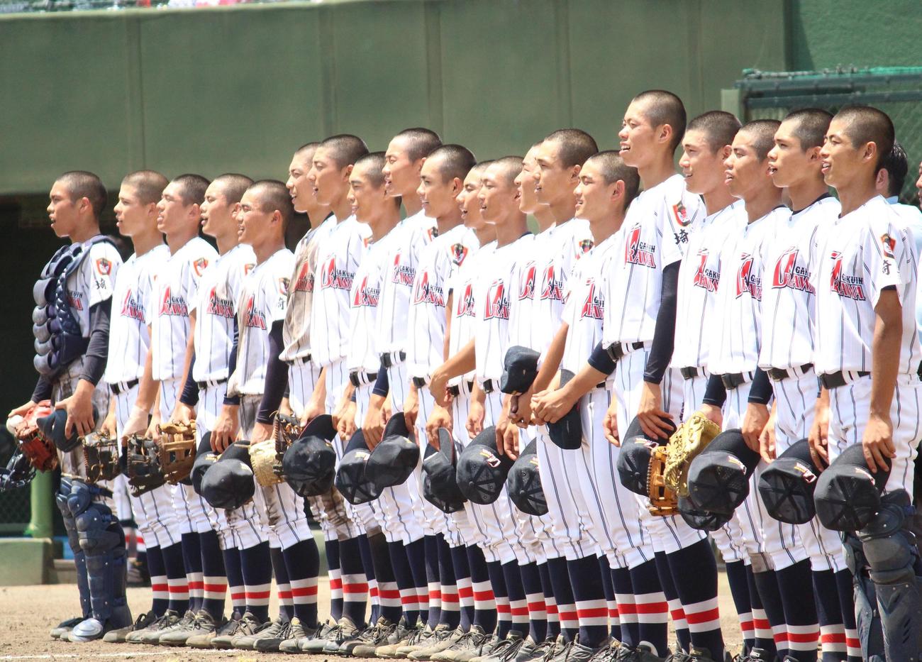 浦和学院対春日部共栄　決勝進出を決め、校歌を歌う浦和学院の選手たち（撮影・保坂恭子）